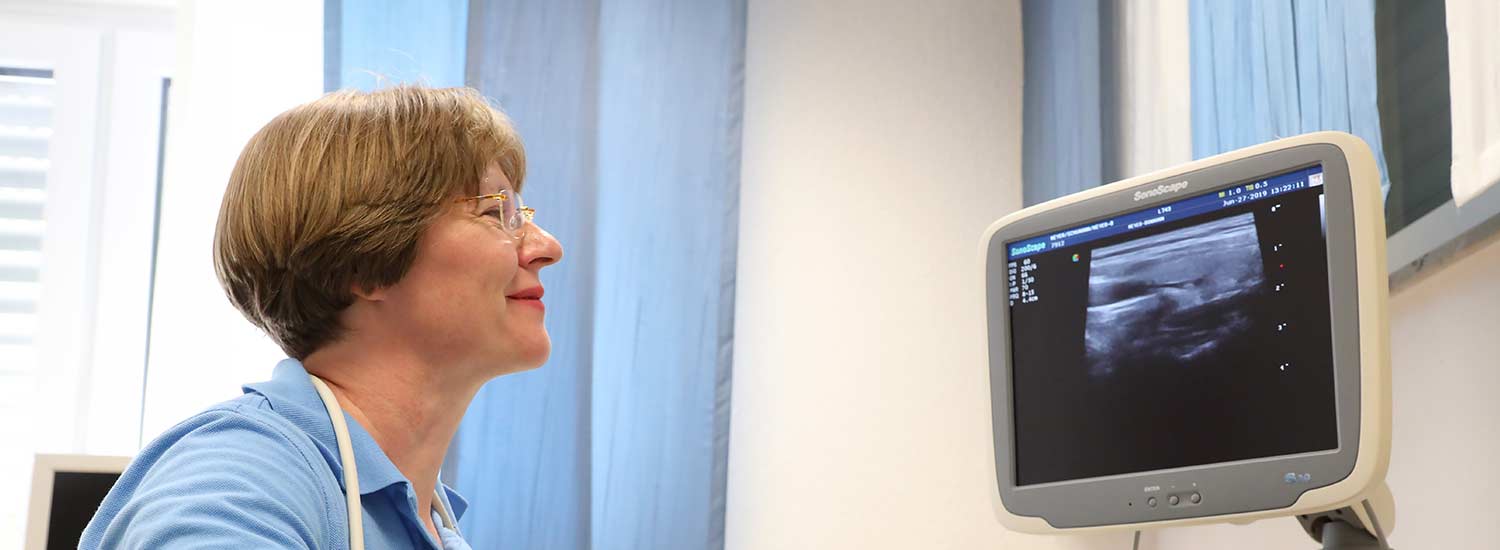 Frau Dr. Meyer-Bonmann führt eine Ultraschall-Untersuchung durch